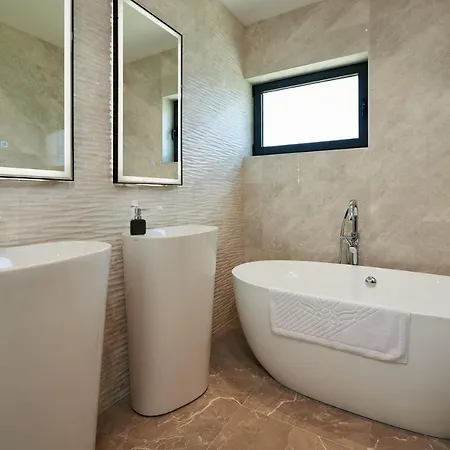 Luxury Cor Mare With Pool Трогир