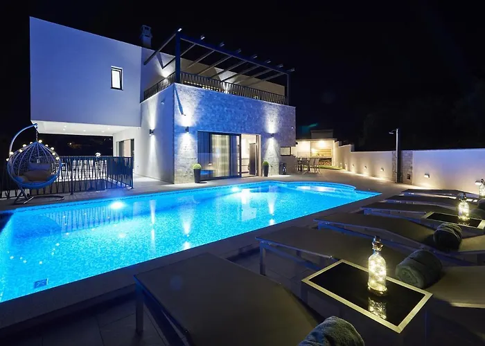 Luxury Cor Mare With Pool 트로기르