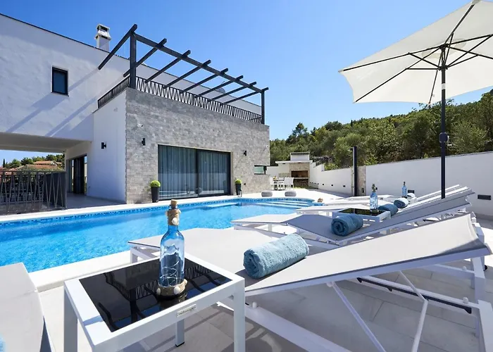 Luxury Cor Mare With Pool 빌라 트로기르
