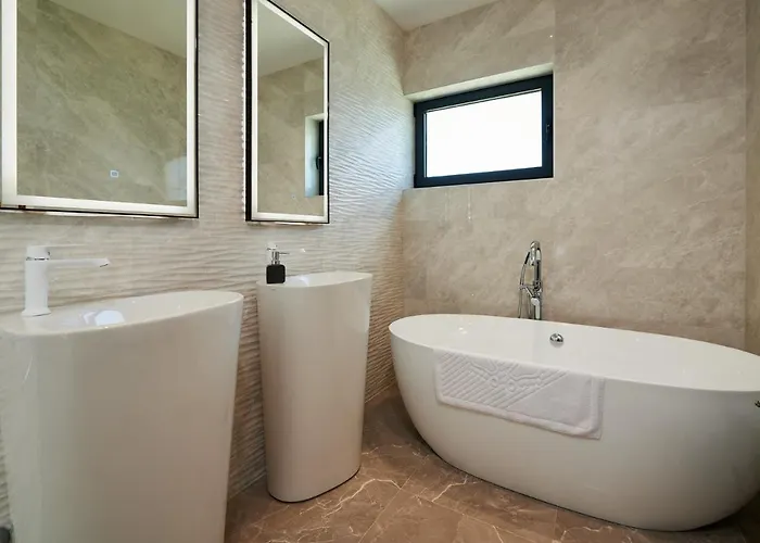 Luxury Cor Mare With Pool 트로기르