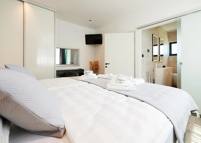 Luxury Cor Mare With Pool 트로기르