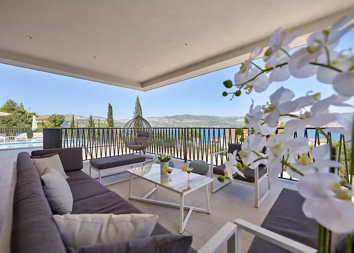 Luxury Cor Mare With Pool 트로기르