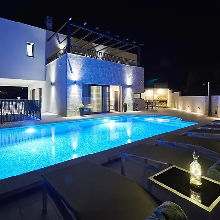 Luxury Cor Mare With Pool Traù